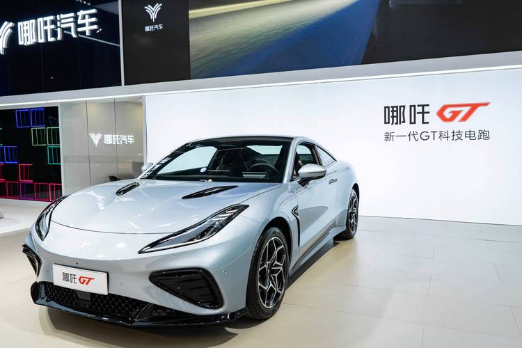 惠州194哪吒汽车在智能汽车领域的表现，领途汽车在新能源汽车市场中的影响力